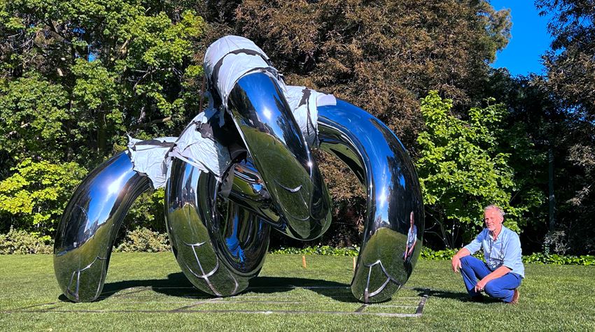 Sculptor Richard with Stainless steel Crab sculpture Sculptor Richard with Stainless steel Crab sculpture